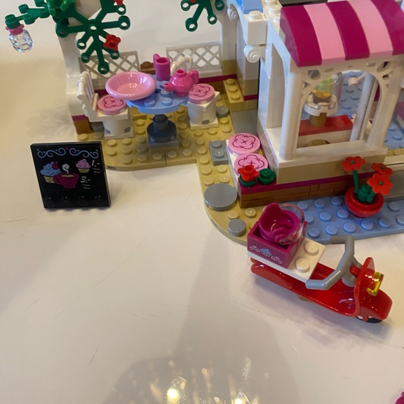 LEGO Friends Heartlake Cupcake Cafe 41119 Building complete set & instructions - Picture 6 of 10
